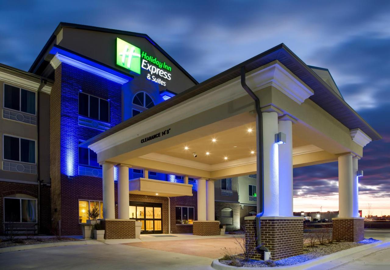 Holiday Inn Express & Suites Nevada, An Ihg Hotel Exterior photo