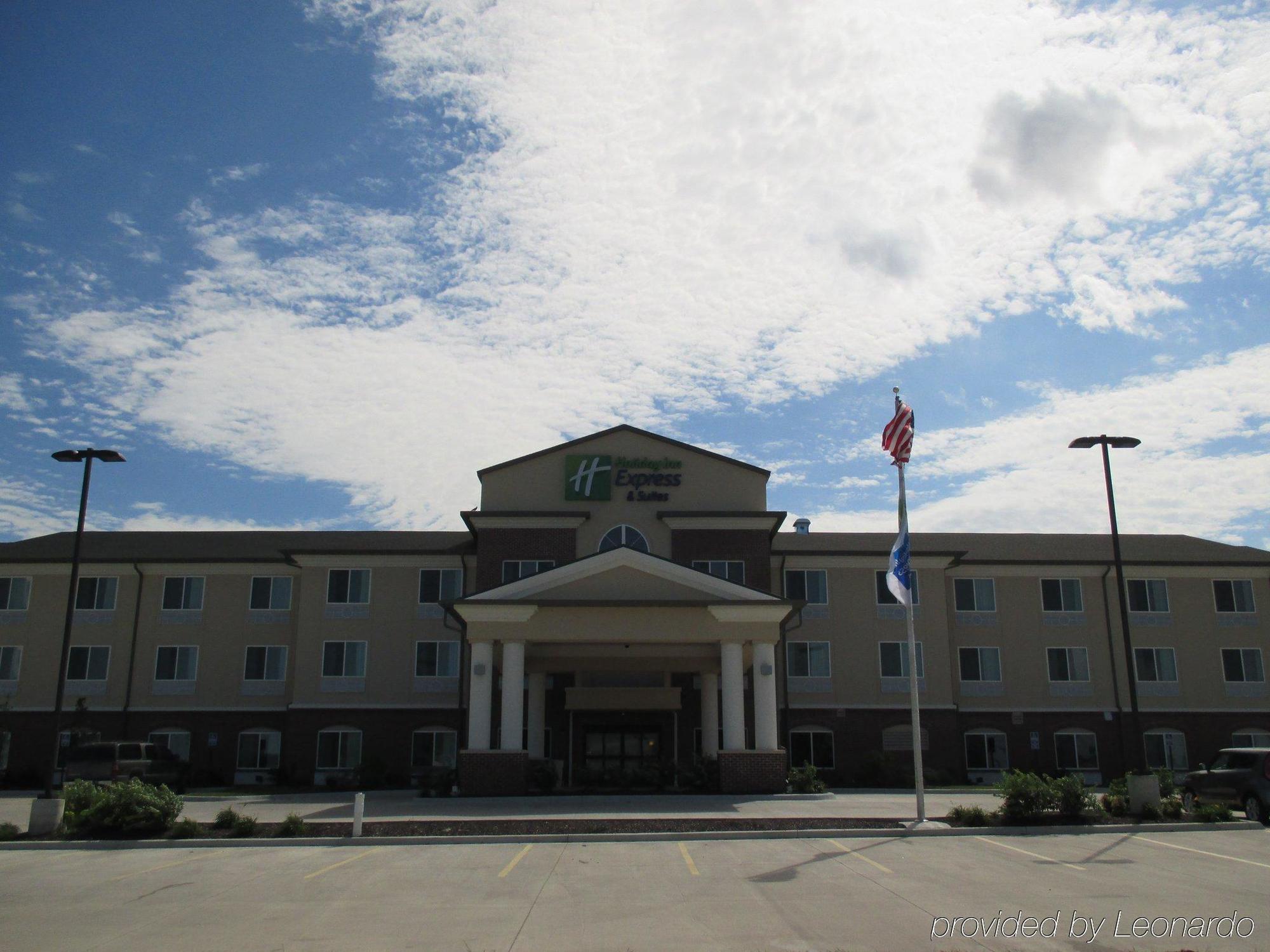 Holiday Inn Express & Suites Nevada, An Ihg Hotel Exterior photo